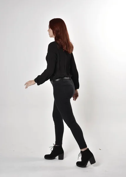 Porträt Eines Hübschen Mädchens Mit Roten Haaren Das Schwarze Jeans — Stockfoto