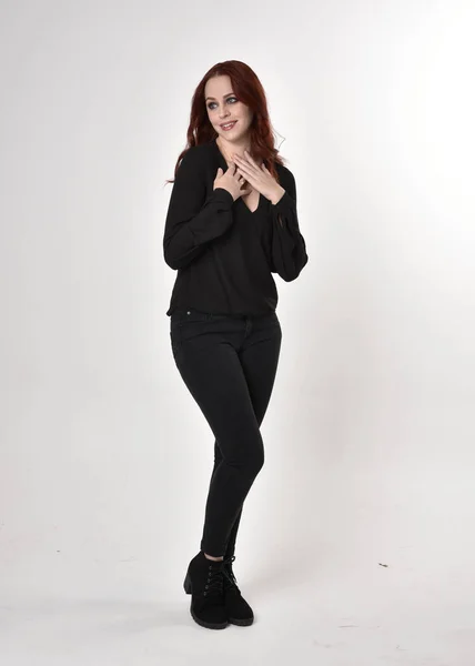 Portret Van Een Mooi Meisje Met Rood Haar Zwarte Jeans — Stockfoto