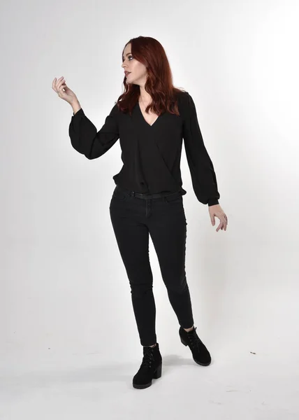 Siyah Kot Pantolon Bot Bluz Giyen Kızıl Saçlı Güzel Bir — Stok fotoğraf