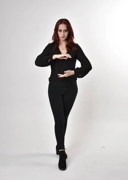 Portret Van Een Mooi Meisje Met Rood Haar Zwarte Jeans — Stockfoto