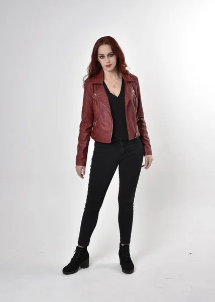 Portret Van Een Mooi Meisje Met Rood Haar Zwarte Jeans — Stockfoto