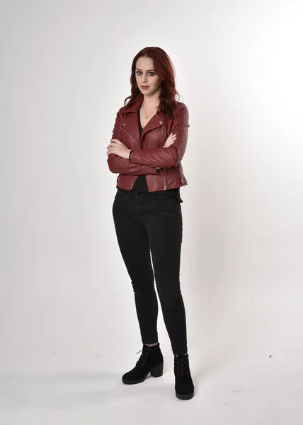 Portret Van Een Mooi Meisje Met Rood Haar Zwarte Jeans — Stockfoto