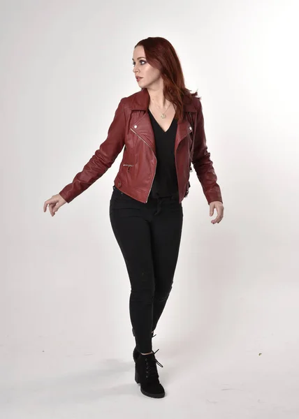 Portret Van Een Mooi Meisje Met Rood Haar Zwarte Jeans — Stockfoto