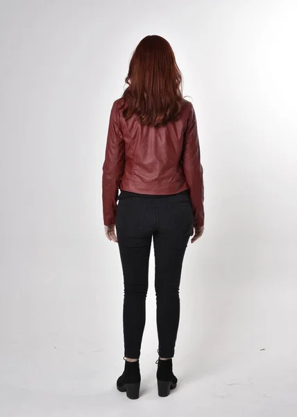 Portret Van Een Mooi Meisje Met Rood Haar Zwarte Jeans — Stockfoto