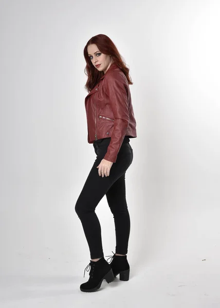 Portret Van Een Mooi Meisje Met Rood Haar Zwarte Jeans — Stockfoto