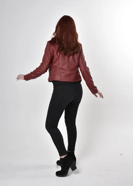 Kızıl Saçlı Siyah Kot Pantolon Giyen Deri Ceketli Güzel Bir — Stok fotoğraf