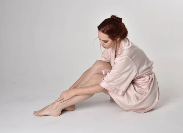 Retrato Uma Menina Bonita Com Cabelo Ruivo Vestindo Robe Seda — Fotografia de Stock