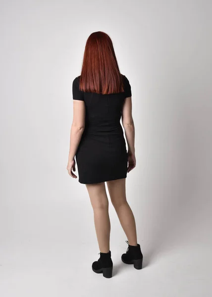 Retrato Uma Menina Bonita Com Cabelo Vermelho Vestindo Vestido Preto — Fotografia de Stock