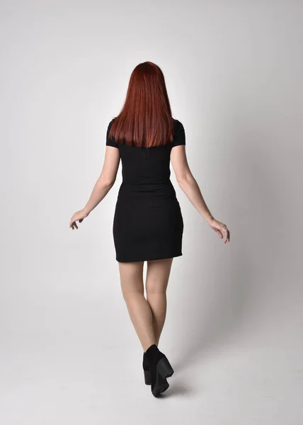 Retrato Uma Menina Bonita Com Cabelo Vermelho Vestindo Vestido Preto — Fotografia de Stock