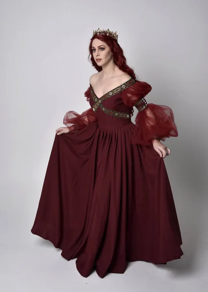 Portrét Krásné Ženy Rudými Vlasy Rozevlátých Burgundských Fantasy Šatech Zlaté — Stock fotografie