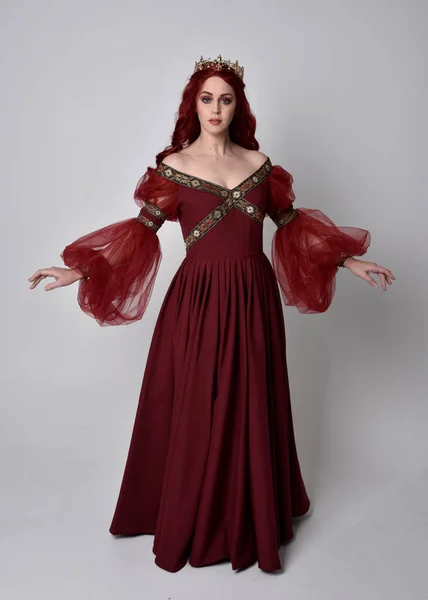 Retrato Una Hermosa Mujer Pelo Rojo Con Vestido Fantasía Borgoña — Foto de Stock