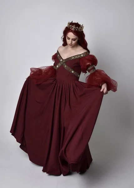 Retrato Uma Mulher Bonita Com Cabelo Vermelho Vestindo Vestido Fantasia — Fotografia de Stock