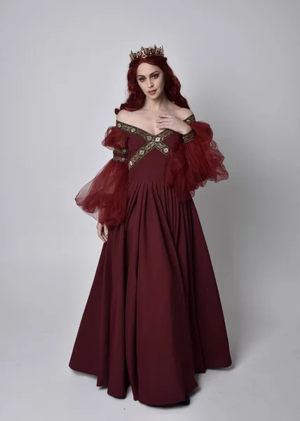 Portret Pięknej Kobiety Rudymi Włosami Ubranej Płynącą Burgundzką Suknię Fantazyjną — Zdjęcie stockowe