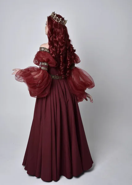 Havada Uçuşan Burgundy Fantezi Elbisesi Altın Taç Giyen Kızıl Saçlı — Stok fotoğraf