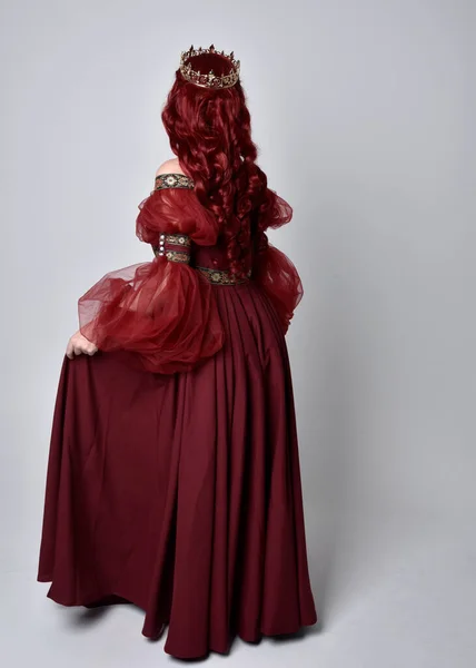 Portrait Une Belle Femme Aux Cheveux Roux Portant Une Robe — Photo