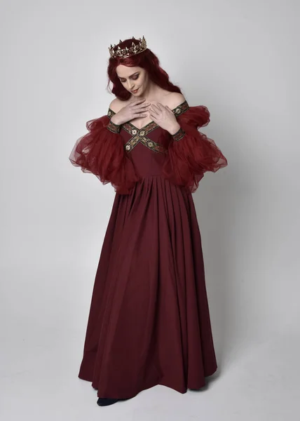 Retrato Una Hermosa Mujer Pelo Rojo Con Vestido Fantasía Borgoña — Foto de Stock