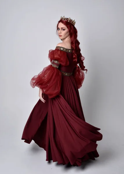 Portret Pięknej Kobiety Rudymi Włosami Ubranej Płynącą Burgundzką Suknię Fantazyjną — Zdjęcie stockowe
