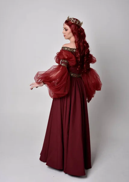 Retrato Uma Mulher Bonita Com Cabelo Vermelho Vestindo Vestido Fantasia — Fotografia de Stock