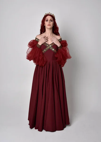 Retrato Una Hermosa Mujer Pelo Rojo Con Vestido Fantasía Borgoña —  Fotos de Stock