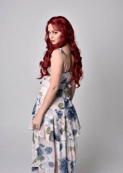 Портрет Красивой Женщины Рыжими Волосами Цветочном Платье Pose Isolated Studio — стоковое фото