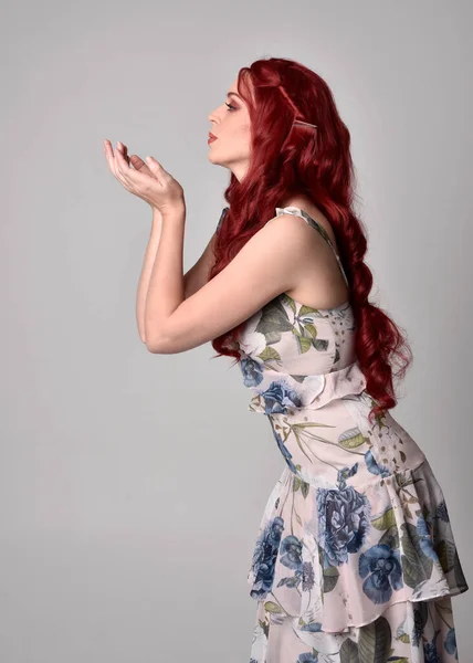 Portrét Krásné Ženy Rudými Vlasy Květinových Šatech Póza Izolované Pozadí — Stock fotografie