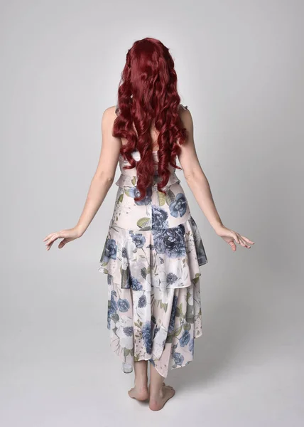 Portrét Krásné Ženy Rudými Vlasy Květinových Šatech Celková Délka Stojící — Stock fotografie