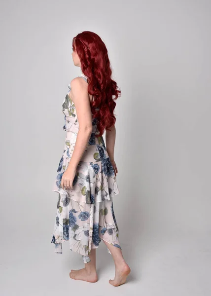 Retrato Una Mujer Hermosa Con Pelo Rojo Usando Vestido Floral —  Fotos de Stock