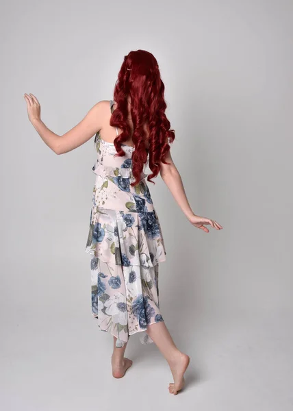 Retrato Una Mujer Hermosa Con Pelo Rojo Usando Vestido Floral —  Fotos de Stock