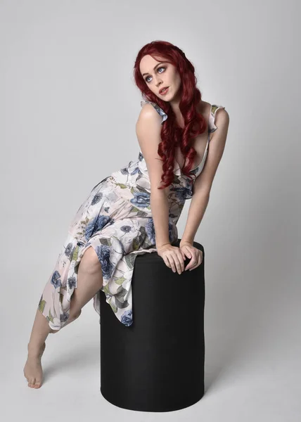 Retrato Uma Mulher Bonita Com Cabelo Vermelho Vestindo Vestido Floral — Fotografia de Stock