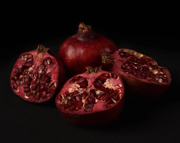 Gros Plan Fruit Nature Morte Grenades Coupées Ouvertes Sur Fond — Photo