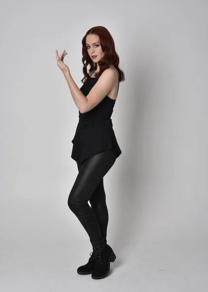 Portret Ładnej Dziewczyny Rudymi Włosami Czarnych Skórzanych Spodniach Bluzce Pełnowymiarowa — Zdjęcie stockowe