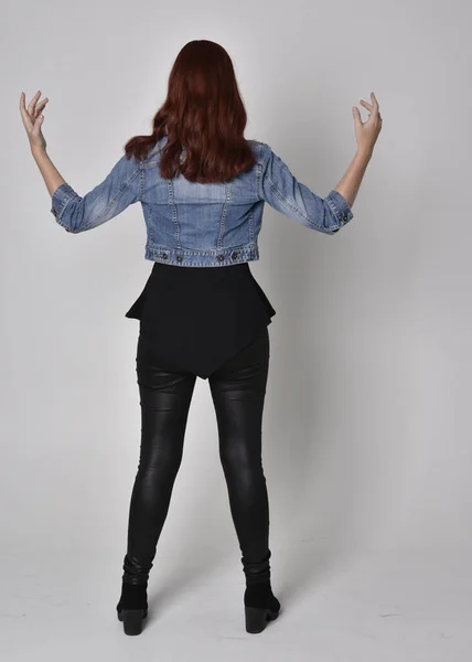 Retrato Una Chica Bonita Con Pelo Rojo Con Pantalones Cuero —  Fotos de Stock