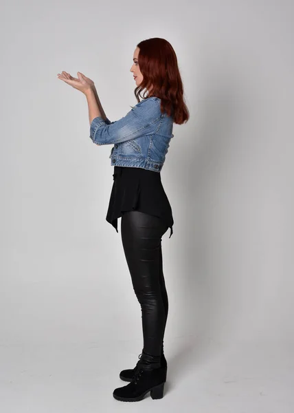 Portret Ładnej Dziewczyny Rudymi Włosami Czarnych Skórzanych Spodniach Dżinsowej Kurtce — Zdjęcie stockowe