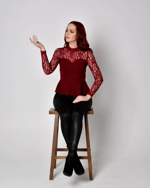 Portret Van Een Mooi Meisje Met Rood Haar Leren Broek — Stockfoto