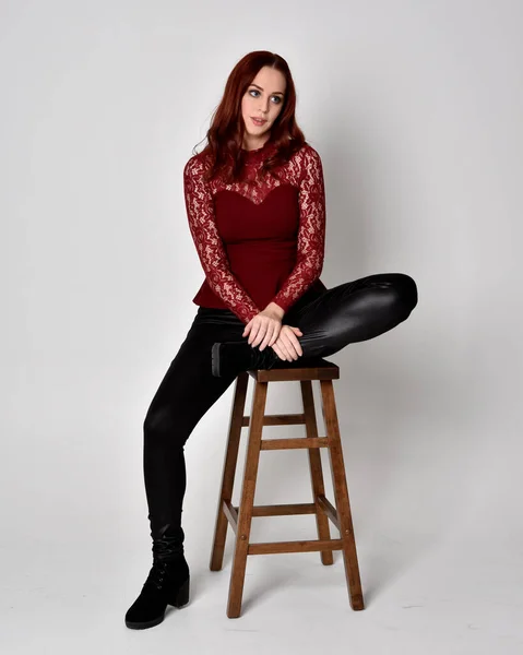 Retrato Una Chica Bonita Con Pelo Rojo Usando Pantalones Cuero — Foto de Stock