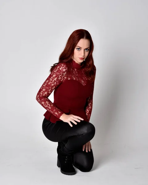 Portret Van Een Mooi Meisje Met Rood Haar Leren Broek — Stockfoto