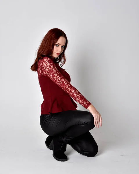 Portret Van Een Mooi Meisje Met Rood Haar Leren Broek — Stockfoto