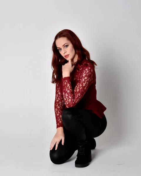 Portret Van Een Mooi Meisje Met Rood Haar Leren Broek — Stockfoto