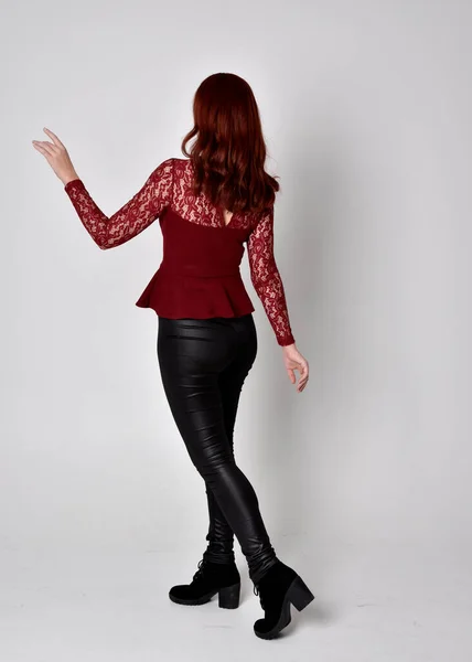 Deri Pantolon Uzun Kollu Gömlek Giyen Kızıl Saçlı Güzel Bir — Stok fotoğraf