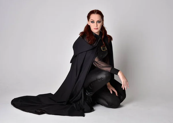 Kızıl Saçlı Bir Kadının Fantezi Portresi Uzun Siyah Pelerinli Koyu — Stok fotoğraf