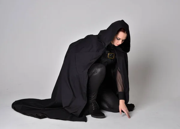 Retrato Fantasia Uma Mulher Com Cabelo Vermelho Vestindo Traje Assassino — Fotografia de Stock