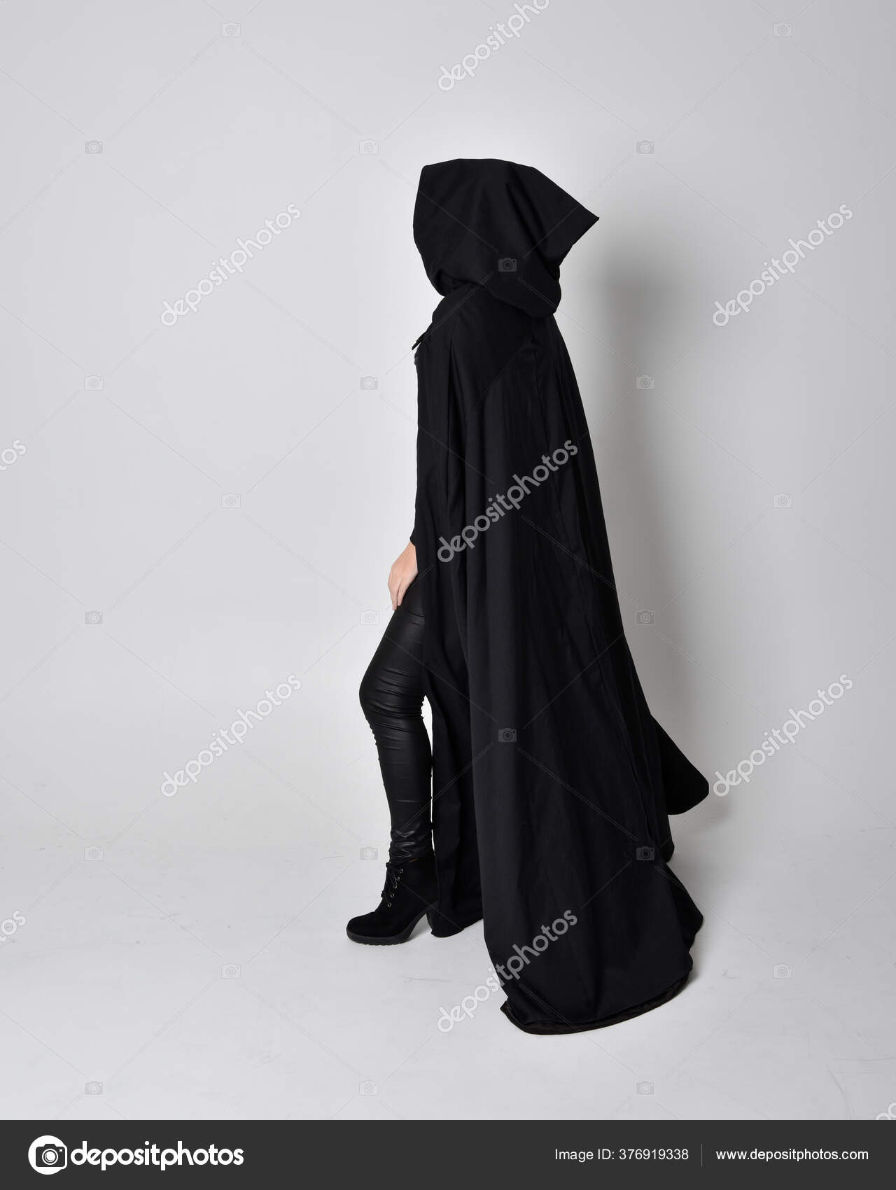一个红头发的女人穿着黑皮刺客服装和黑色长斗篷的幻想画像全长立姿在侧写上与工作室背景隔离 图库照片 C Faestock 一个红头发的女人穿着黑皮刺客服装和黑色长斗篷的幻想画像全长立姿在侧写上与工作室背景隔离 图库照片 C Faestock