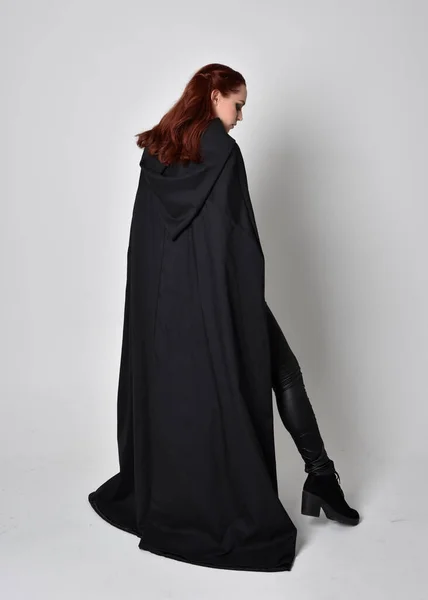 Portrait Imaginaire Une Femme Portant Long Manteau Noir Pose Debout — Photo