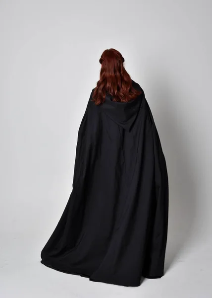 Portret Kobiety Długim Czarnym Płaszczu Pełnowymiarowa Pozycja Stojąca Tyłu Kamery — Zdjęcie stockowe