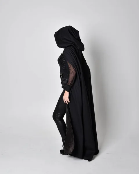 Φανταστικό Πορτρέτο Μιας Γυναίκας Μακρύ Μαύρο Μανδύα Full Length Standing — Φωτογραφία Αρχείου