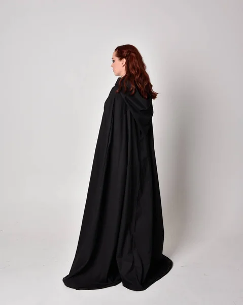 Portret Kobiety Długim Czarnym Płaszczu Pełnowymiarowa Pozycja Stojąca Tyłu Kamery — Zdjęcie stockowe