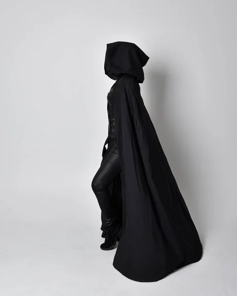 머리에 암살자 복장을 망토를 여자의 판타지 초상화 스튜디오 배경에 프로파일에 — 스톡 사진
