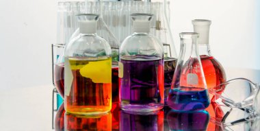 Sıvı deneyler içeren bilimsel ekipman test tüpü