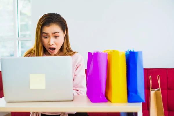 Las mujeres asiáticas de compras en línea, gesto conmocionado con la computadora y co — Foto de Stock