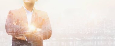 Çifte etki. Genç işadamı ayakta durup düşünüyor.